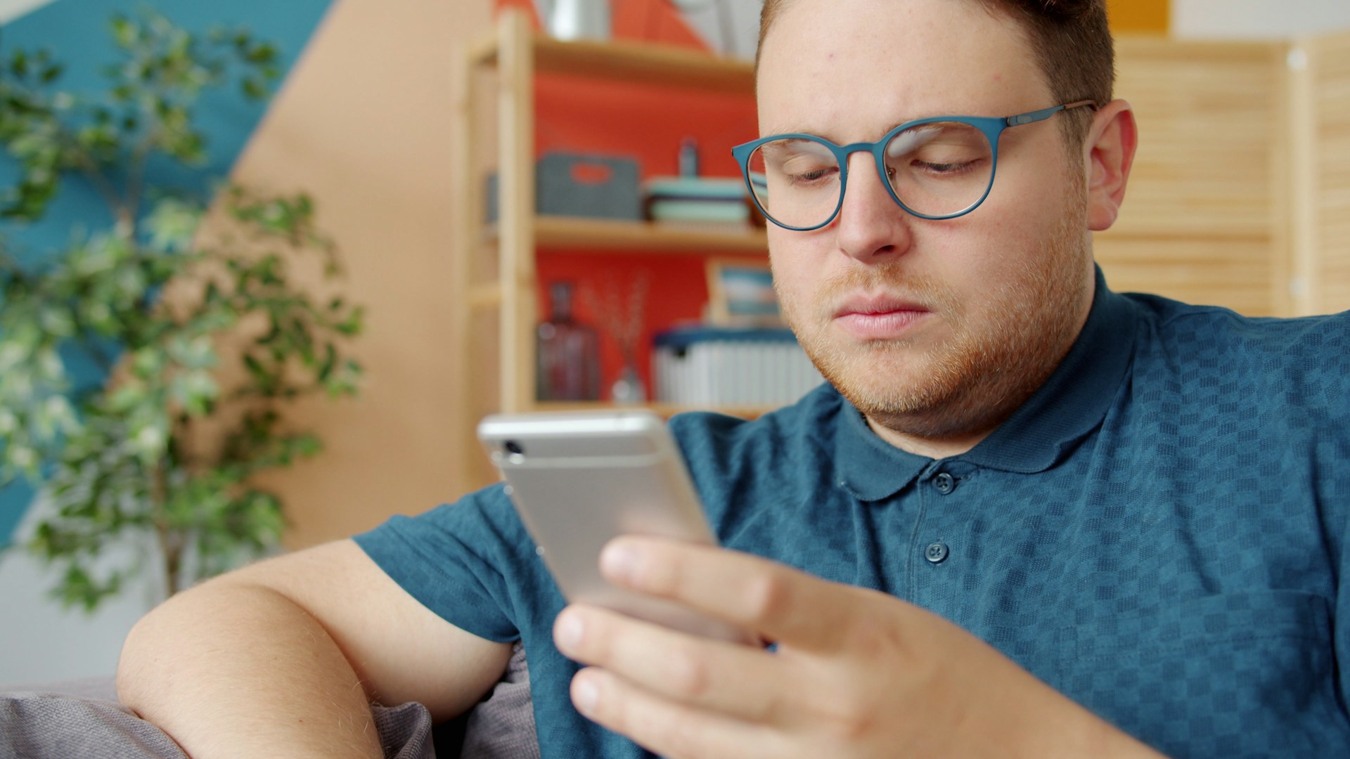 Mężczyzna patrzy znudzony w telefon